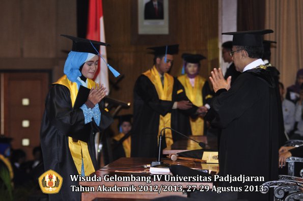 wisuda-unpad-gel-iv-ta-2012_2013-fakultas-ilmu-budaya-oleh-rektor-141