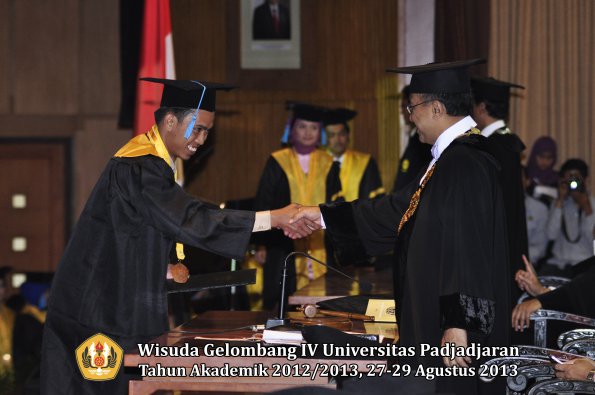 wisuda-unpad-gel-iv-ta-2012_2013-fakultas-ilmu-budaya-oleh-rektor-142