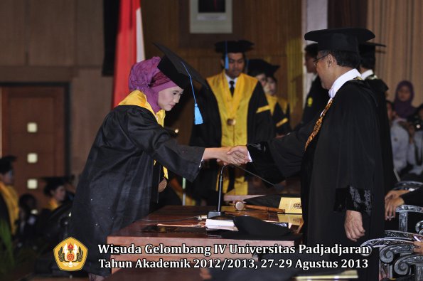 wisuda-unpad-gel-iv-ta-2012_2013-fakultas-ilmu-budaya-oleh-rektor-143