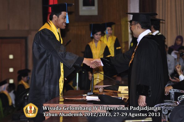 wisuda-unpad-gel-iv-ta-2012_2013-fakultas-ilmu-budaya-oleh-rektor-144