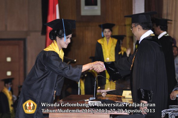 wisuda-unpad-gel-iv-ta-2012_2013-fakultas-ilmu-budaya-oleh-rektor-145