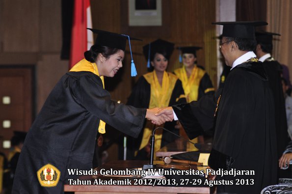 wisuda-unpad-gel-iv-ta-2012_2013-fakultas-ilmu-budaya-oleh-rektor-146