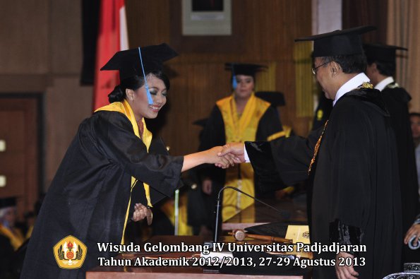 wisuda-unpad-gel-iv-ta-2012_2013-fakultas-ilmu-budaya-oleh-rektor-147