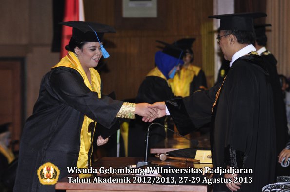 wisuda-unpad-gel-iv-ta-2012_2013-fakultas-ilmu-budaya-oleh-rektor-148