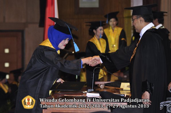 wisuda-unpad-gel-iv-ta-2012_2013-fakultas-ilmu-budaya-oleh-rektor-149