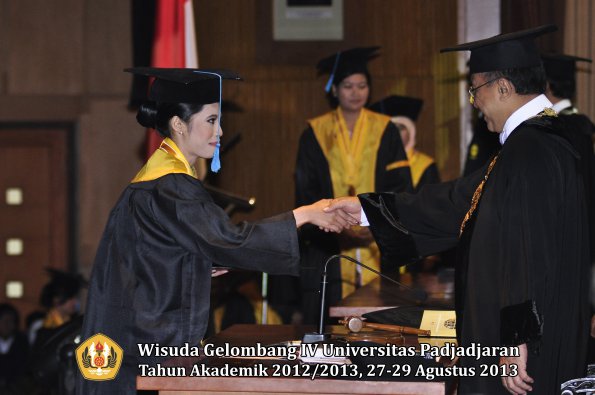 wisuda-unpad-gel-iv-ta-2012_2013-fakultas-ilmu-budaya-oleh-rektor-150