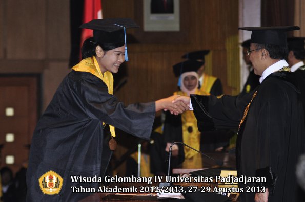 wisuda-unpad-gel-iv-ta-2012_2013-fakultas-ilmu-budaya-oleh-rektor-151