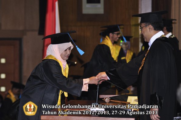 wisuda-unpad-gel-iv-ta-2012_2013-fakultas-ilmu-budaya-oleh-rektor-152