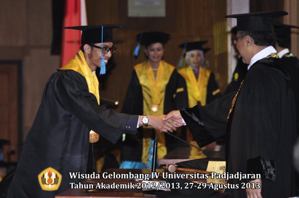 wisuda-unpad-gel-iv-ta-2012_2013-fakultas-ilmu-budaya-oleh-rektor-153