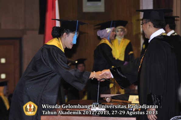 wisuda-unpad-gel-iv-ta-2012_2013-fakultas-ilmu-budaya-oleh-rektor-154