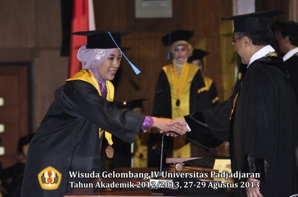 wisuda-unpad-gel-iv-ta-2012_2013-fakultas-ilmu-budaya-oleh-rektor-155