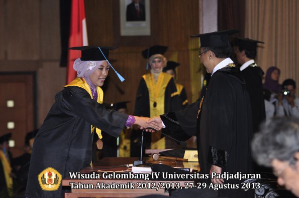 wisuda-unpad-gel-iv-ta-2012_2013-fakultas-ilmu-budaya-oleh-rektor-156