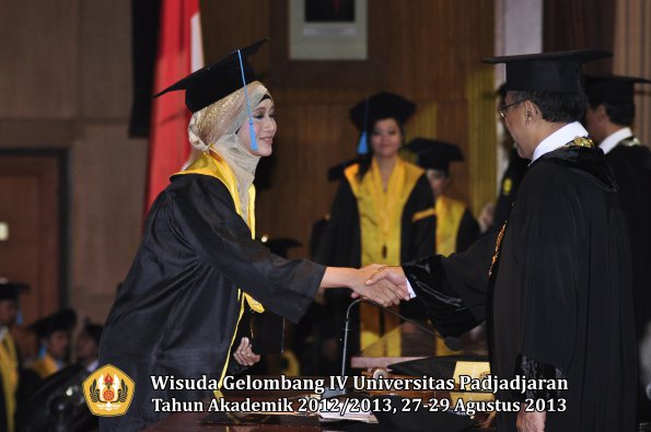 wisuda-unpad-gel-iv-ta-2012_2013-fakultas-ilmu-budaya-oleh-rektor-157