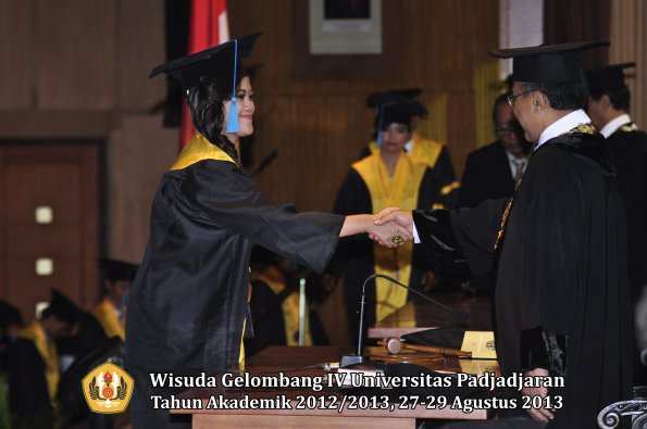 wisuda-unpad-gel-iv-ta-2012_2013-fakultas-ilmu-budaya-oleh-rektor-158