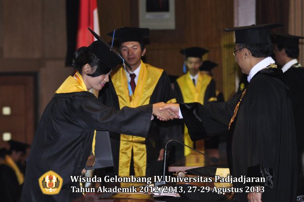 wisuda-unpad-gel-iv-ta-2012_2013-fakultas-ilmu-budaya-oleh-rektor-159