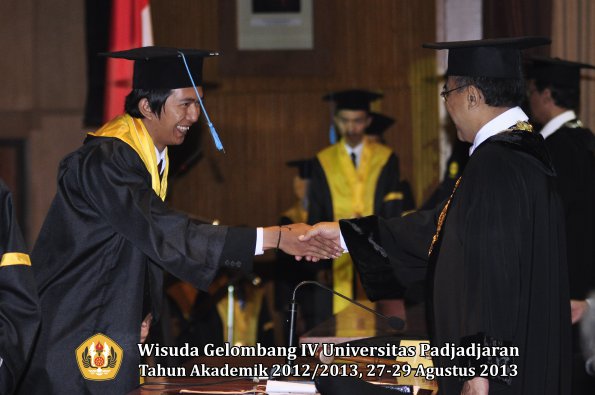 wisuda-unpad-gel-iv-ta-2012_2013-fakultas-ilmu-budaya-oleh-rektor-160