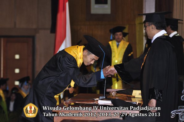 wisuda-unpad-gel-iv-ta-2012_2013-fakultas-ilmu-budaya-oleh-rektor-161