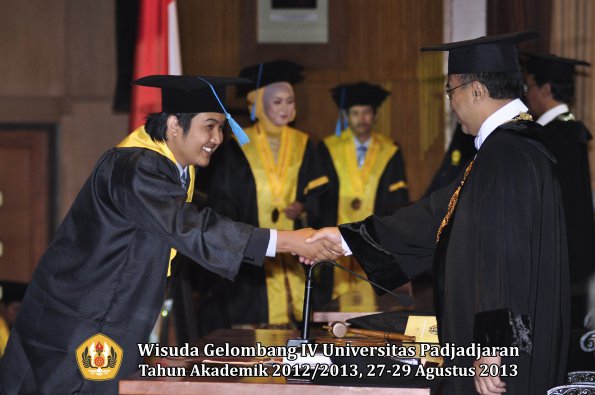 wisuda-unpad-gel-iv-ta-2012_2013-fakultas-ilmu-budaya-oleh-rektor-162