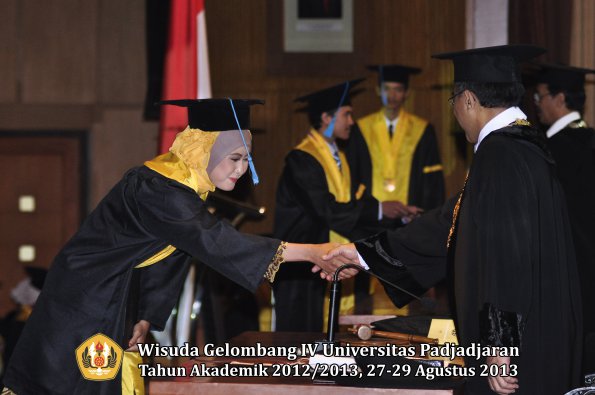 wisuda-unpad-gel-iv-ta-2012_2013-fakultas-ilmu-budaya-oleh-rektor-163