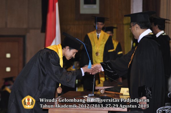 wisuda-unpad-gel-iv-ta-2012_2013-fakultas-ilmu-budaya-oleh-rektor-164