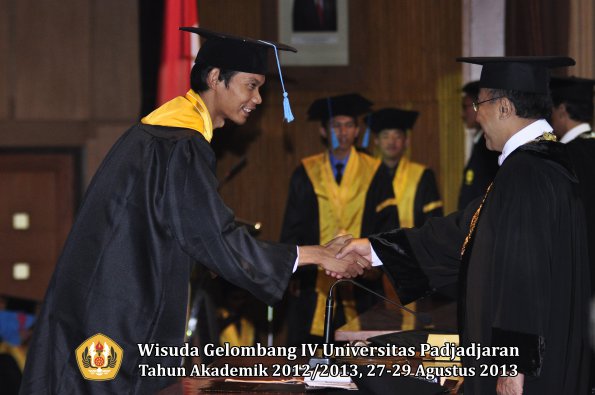 wisuda-unpad-gel-iv-ta-2012_2013-fakultas-ilmu-budaya-oleh-rektor-165