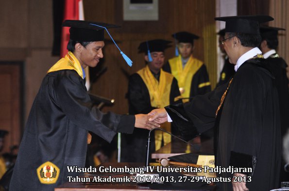 wisuda-unpad-gel-iv-ta-2012_2013-fakultas-ilmu-budaya-oleh-rektor-166