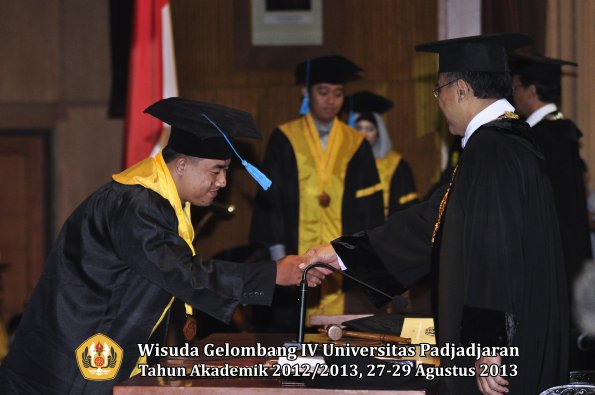 wisuda-unpad-gel-iv-ta-2012_2013-fakultas-ilmu-budaya-oleh-rektor-167