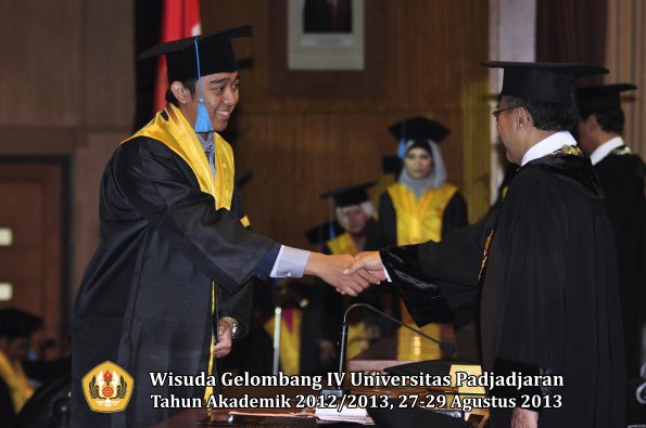 wisuda-unpad-gel-iv-ta-2012_2013-fakultas-ilmu-budaya-oleh-rektor-168