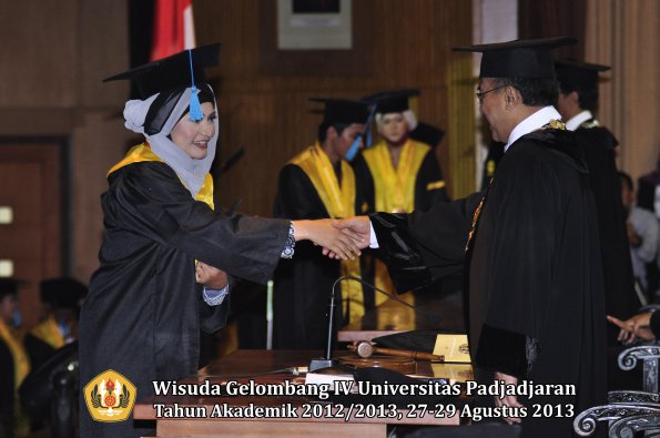 wisuda-unpad-gel-iv-ta-2012_2013-fakultas-ilmu-budaya-oleh-rektor-169