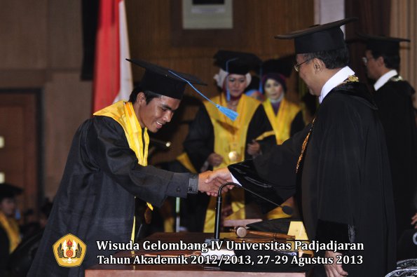 wisuda-unpad-gel-iv-ta-2012_2013-fakultas-ilmu-budaya-oleh-rektor-170