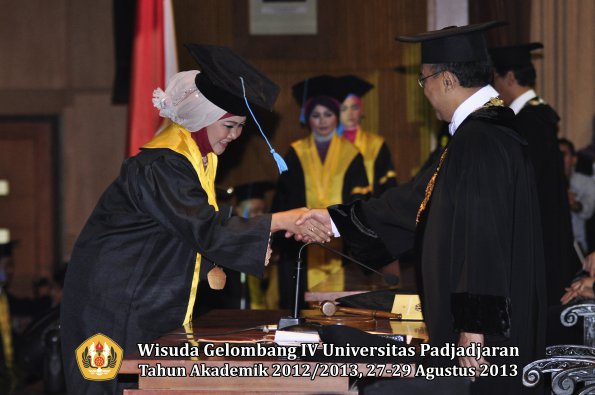 wisuda-unpad-gel-iv-ta-2012_2013-fakultas-ilmu-budaya-oleh-rektor-171