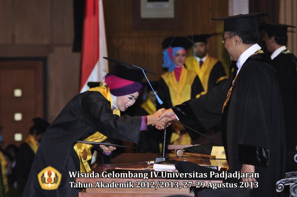 wisuda-unpad-gel-iv-ta-2012_2013-fakultas-ilmu-budaya-oleh-rektor-172