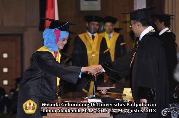 wisuda-unpad-gel-iv-ta-2012_2013-fakultas-ilmu-budaya-oleh-rektor-173