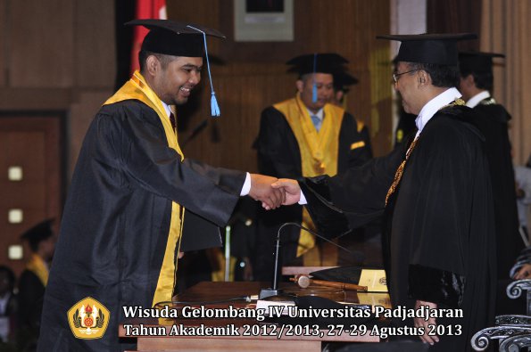 wisuda-unpad-gel-iv-ta-2012_2013-fakultas-ilmu-budaya-oleh-rektor-174