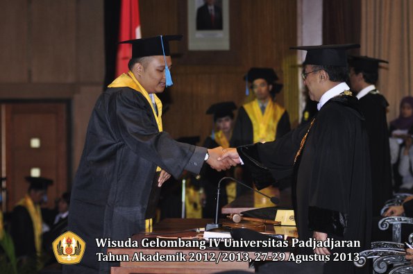 wisuda-unpad-gel-iv-ta-2012_2013-fakultas-ilmu-budaya-oleh-rektor-175