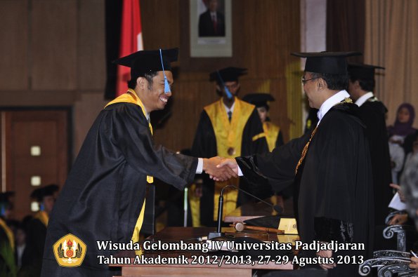 wisuda-unpad-gel-iv-ta-2012_2013-fakultas-ilmu-budaya-oleh-rektor-176