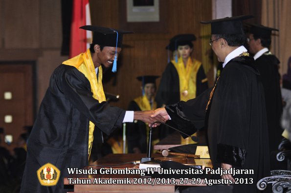 wisuda-unpad-gel-iv-ta-2012_2013-fakultas-ilmu-budaya-oleh-rektor-177