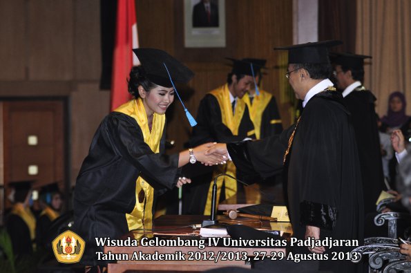 wisuda-unpad-gel-iv-ta-2012_2013-fakultas-ilmu-budaya-oleh-rektor-178