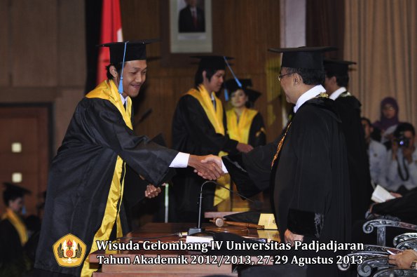 wisuda-unpad-gel-iv-ta-2012_2013-fakultas-ilmu-budaya-oleh-rektor-179