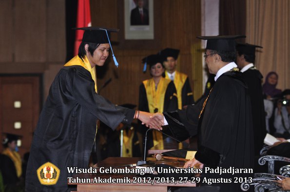 wisuda-unpad-gel-iv-ta-2012_2013-fakultas-ilmu-budaya-oleh-rektor-180