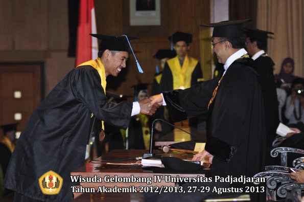 wisuda-unpad-gel-iv-ta-2012_2013-fakultas-ilmu-budaya-oleh-rektor-182