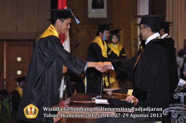 wisuda-unpad-gel-iv-ta-2012_2013-fakultas-ilmu-budaya-oleh-rektor-183