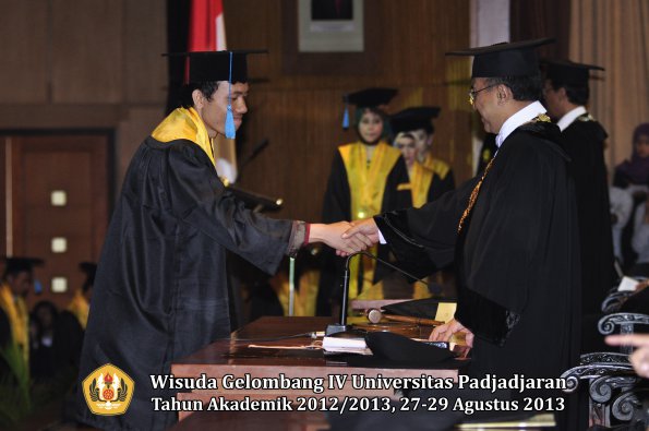 wisuda-unpad-gel-iv-ta-2012_2013-fakultas-ilmu-budaya-oleh-rektor-184