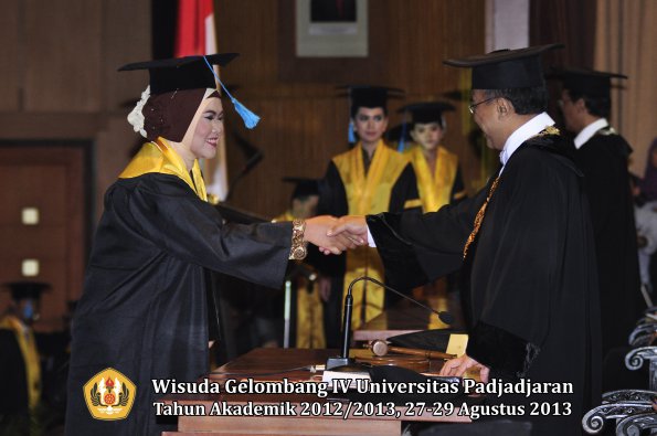 wisuda-unpad-gel-iv-ta-2012_2013-fakultas-ilmu-budaya-oleh-rektor-186