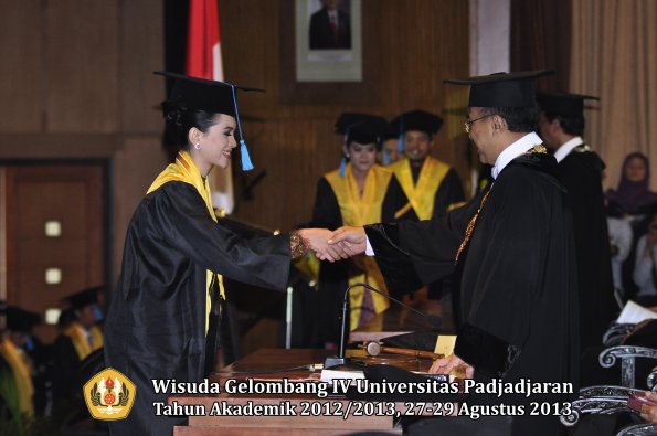 wisuda-unpad-gel-iv-ta-2012_2013-fakultas-ilmu-budaya-oleh-rektor-187