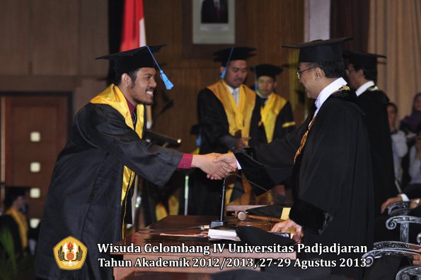 wisuda-unpad-gel-iv-ta-2012_2013-fakultas-ilmu-budaya-oleh-rektor-189