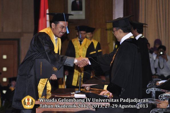 wisuda-unpad-gel-iv-ta-2012_2013-fakultas-ilmu-budaya-oleh-rektor-190