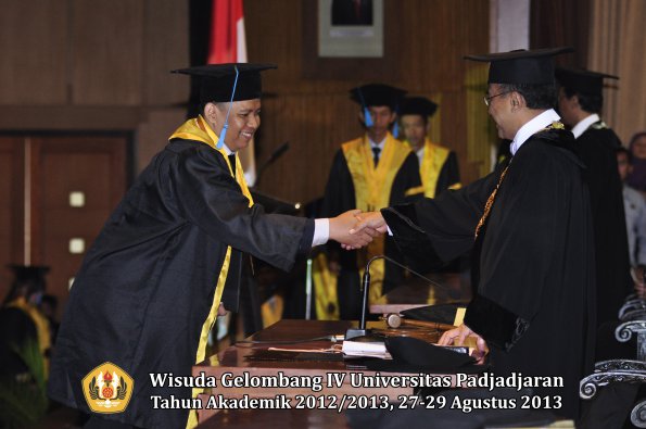 wisuda-unpad-gel-iv-ta-2012_2013-fakultas-ilmu-budaya-oleh-rektor-191