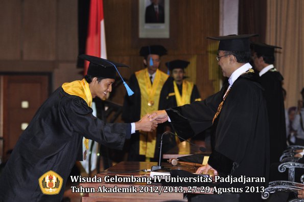 wisuda-unpad-gel-iv-ta-2012_2013-fakultas-ilmu-budaya-oleh-rektor-192