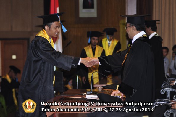 wisuda-unpad-gel-iv-ta-2012_2013-fakultas-ilmu-budaya-oleh-rektor-193